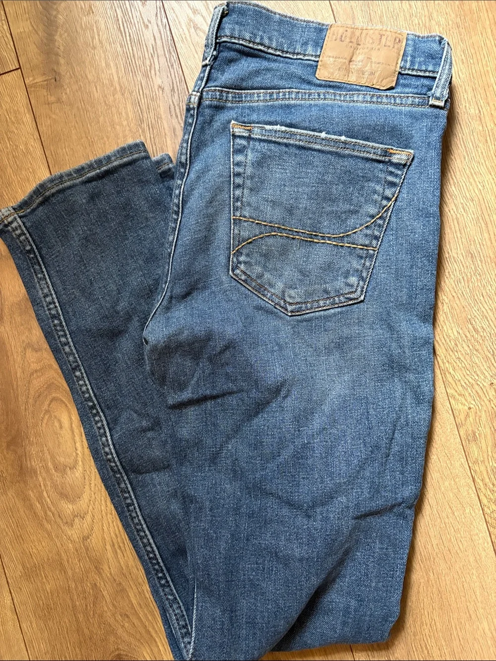 Hollister Men's Blue Distressed Straight Jeans